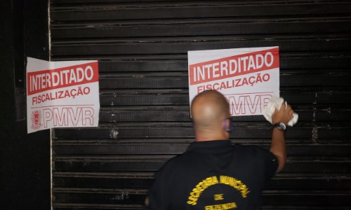 Covid-19: força-tarefa interdita bar por descumprir decreto em Volta Redonda